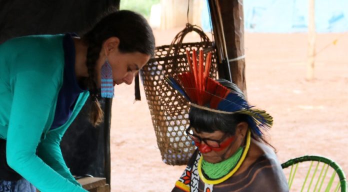 Vika Martins apresentando projeto arquitetônico para cacique do Xingu